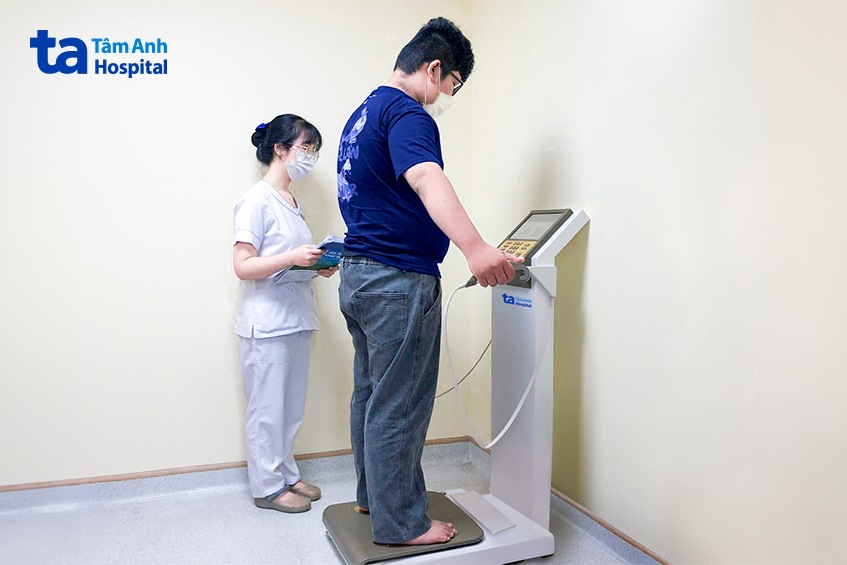 g đang đo chỉ số inbody