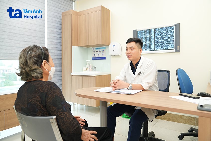 Gặp bác sĩ khi bị khớp háng phải