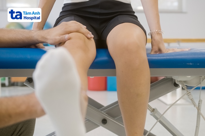 gấp háng và duỗi gối hỗ trợ phục hồi sau tai biến