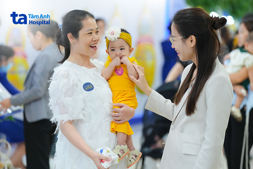 Gia đình chị Huyền hội ngộ bác sĩ Mỹ Tú tại Ngày hội Bầu vàng IVF Tâm Anh