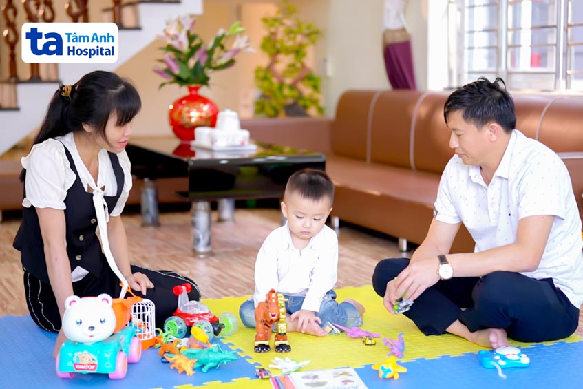 Gia đình chị Trang anh Lĩnh chơi đùa cùng con