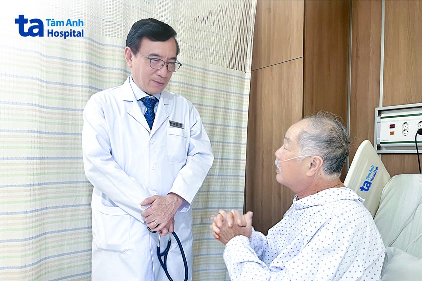 Giáo sư Võ Thành Nhân hỏi thăm sức khỏe bệnh nhân sau ca can thiệp TAVI một ngày