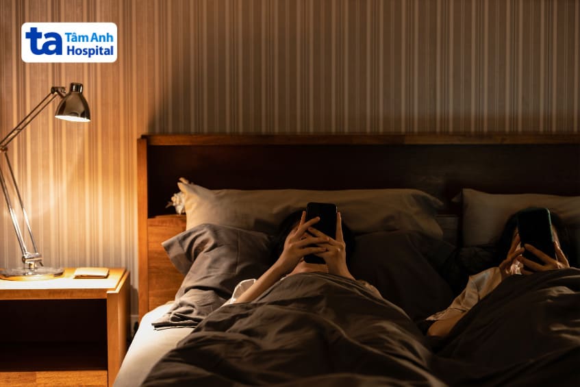 hạn chế sử dụng thiết bị điện tử trước khi ngủ