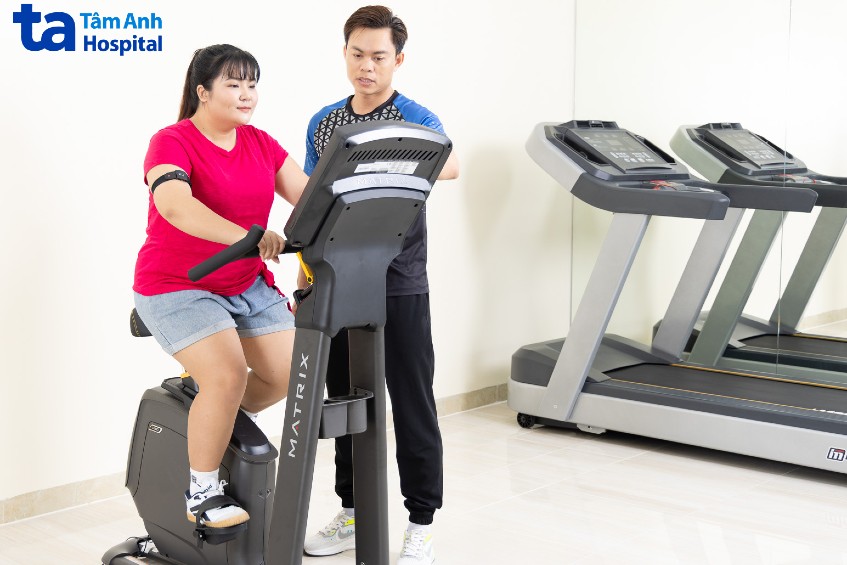 hướng dẫn khách hàng đạp xe tại tâm anh