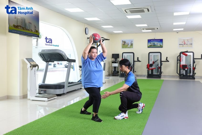 khách hàng được hướng dẫn bài tập tại nhà