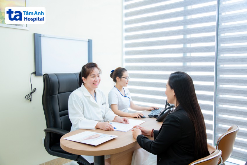 khách hàng được tư vấn tại tâm anh