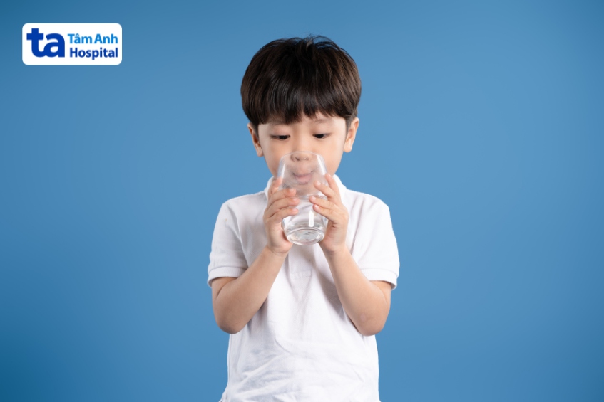 khuyến khích trẻ uống đủ nước