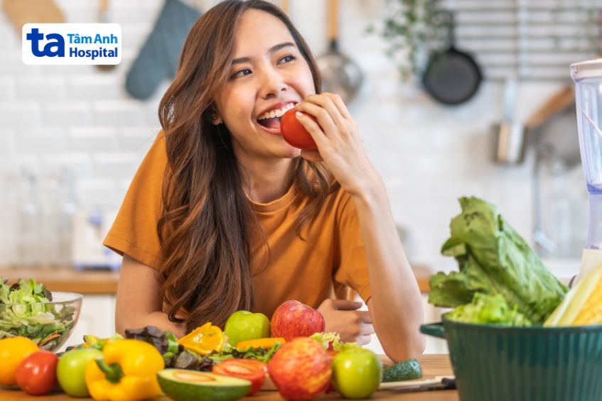 Chất xơ hòa tan có trong trái cây, rau xanh giúp kiểm soát tình trạng LDL cholesterol tăng cao