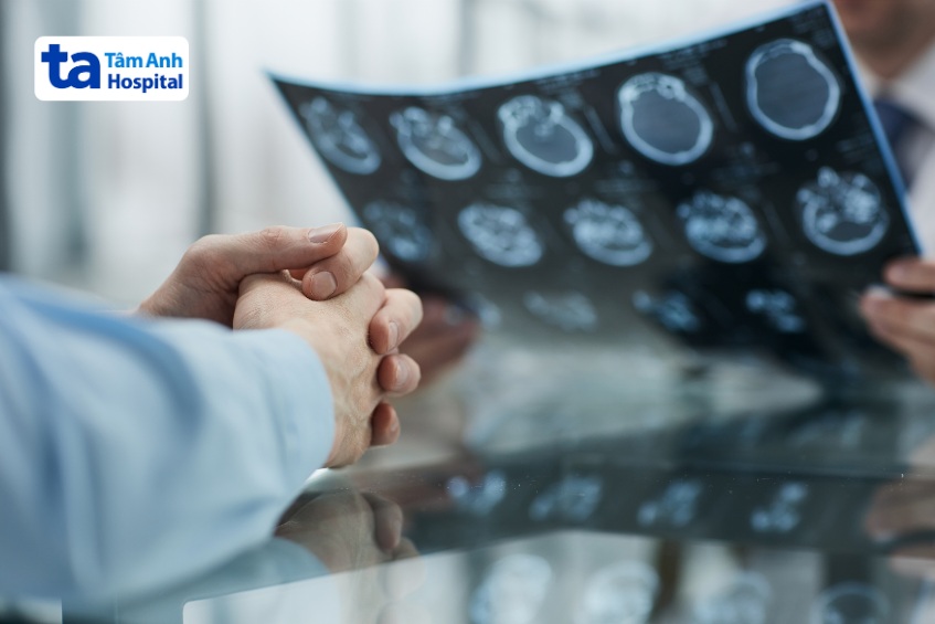 kiểm tra sức khỏe phát hiện biến chứng sau mổ u sọ hầu