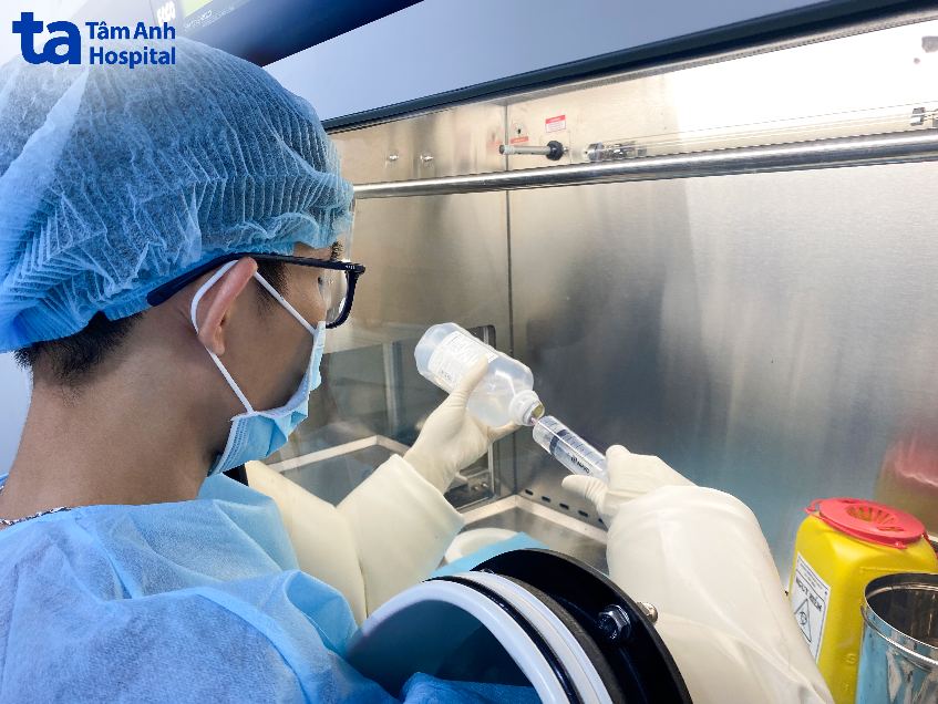 kỹ thuật viên pha hóa chất tại tâm anh