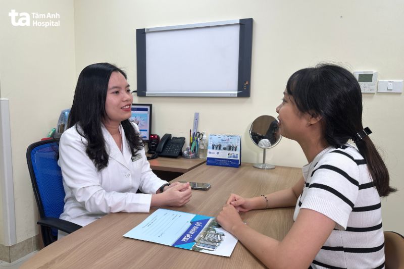 bác sĩ Thư đang tư vấn cách chăm sóc da cho khách hàng
