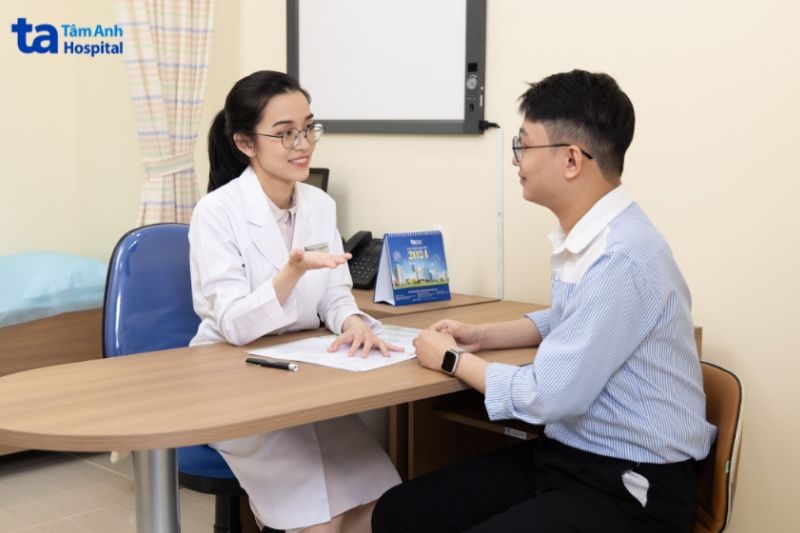 bác sĩ Vy tư vấn da cho khách hàng