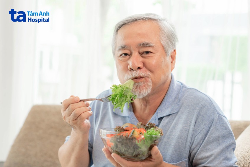lớn tuổi nên ăn nhiều rau bổ sung chất xơ