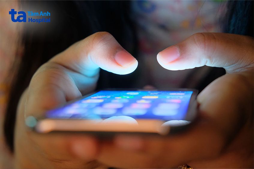 Lướt điện thoại lâu gây đau mỏi ngón tay cái