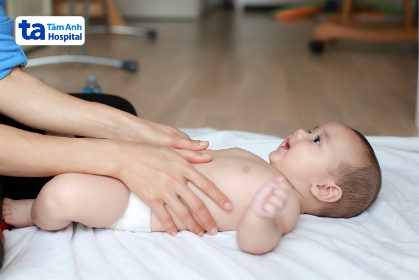 massage bụng nhẹ nhàng cho trẻ
