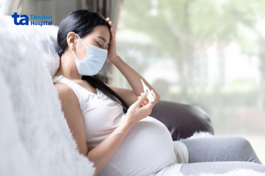 Mẹ bầu tuyệt đối không được chủ quan với triệu chứng sốt khi mang thai để tránh các biến chứng nguy hiểm