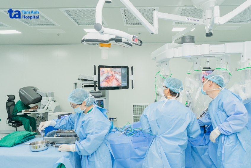 mổ nội soi với robot da vinci xi