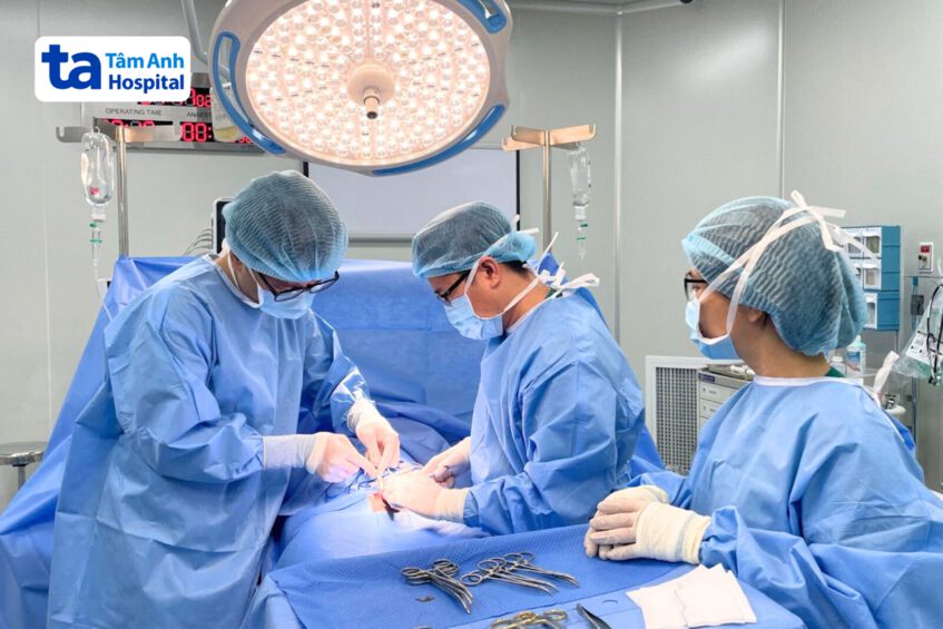 Nam giới nên cắt bao quy đầu tại những bệnh viện uy tín, có đội ngũ bác sĩ giàu kinh nghiệm và máy móc hiện đại hỗ trợ