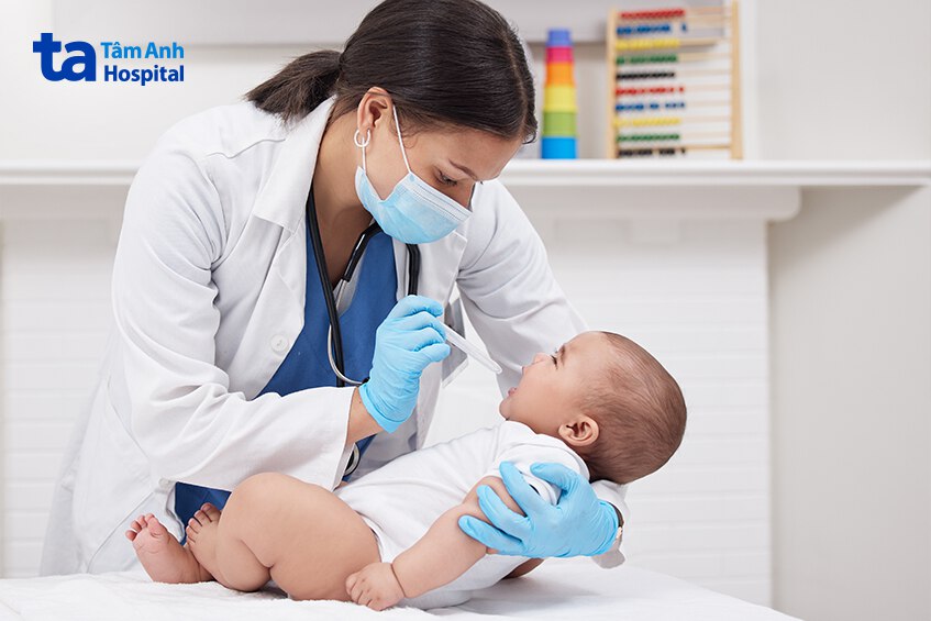 Nghi ngờ trẻ bị sốt virus, phụ huynh nên đưa trẻ đến gặp bác sĩ