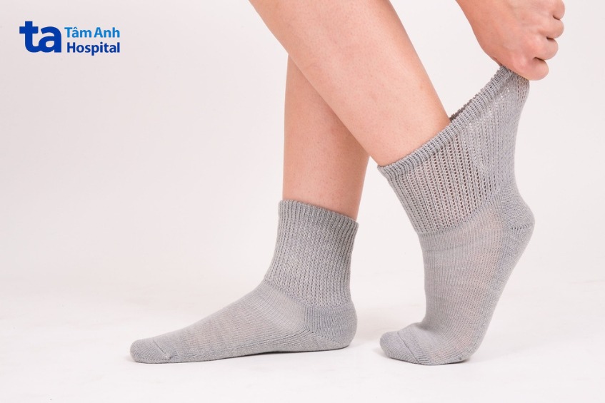 người bệnh tiểu đường nên mang giày, dép, tất