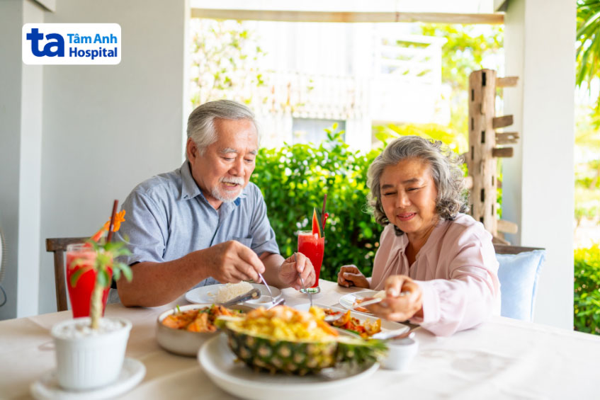 Người cao tuổi bị huyết áp không ổn định nên có chế độ ăn uống khoa học