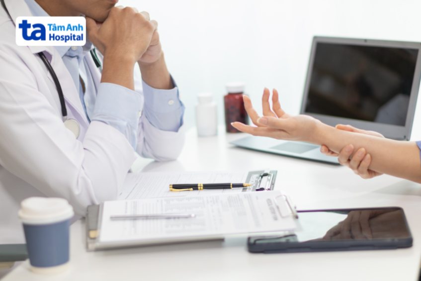 Người chấn thương cổ tay cần gặp bác sĩ