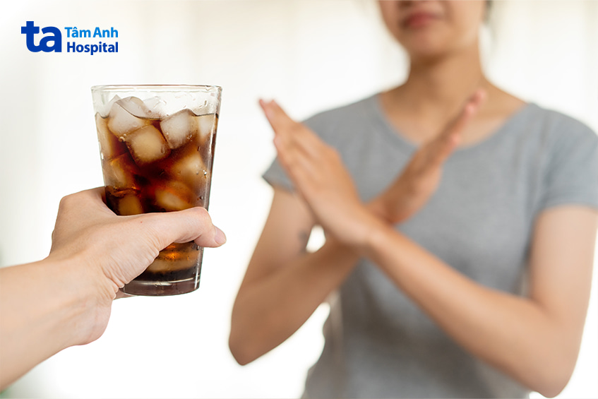 Người phụ nữ từ chối uống nước ngọt có đá, cảnh báo người tiểu đường nên tránh đồ uống nhiều đường