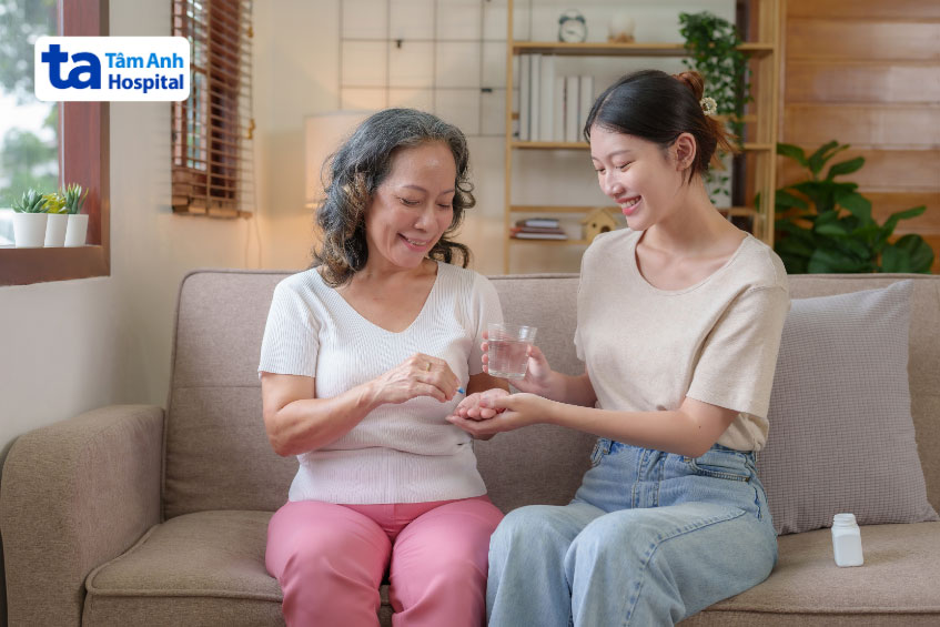 Nhắc nhở người cao tuổi dùng thuốc huyết áp đúng theo đơn của bác sĩ