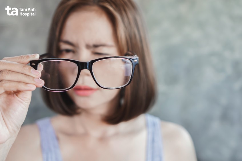 nhiều bất tiện khi sử dụng kính