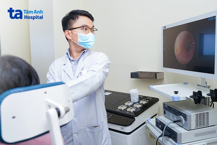 nội soi kiểm tra gián chui vào tai