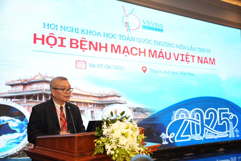 PGS Ước phát biểu tại hội nghị, nhấn mạnh vai trò của đường vào mạch máu đối với người bệnh chạy thận