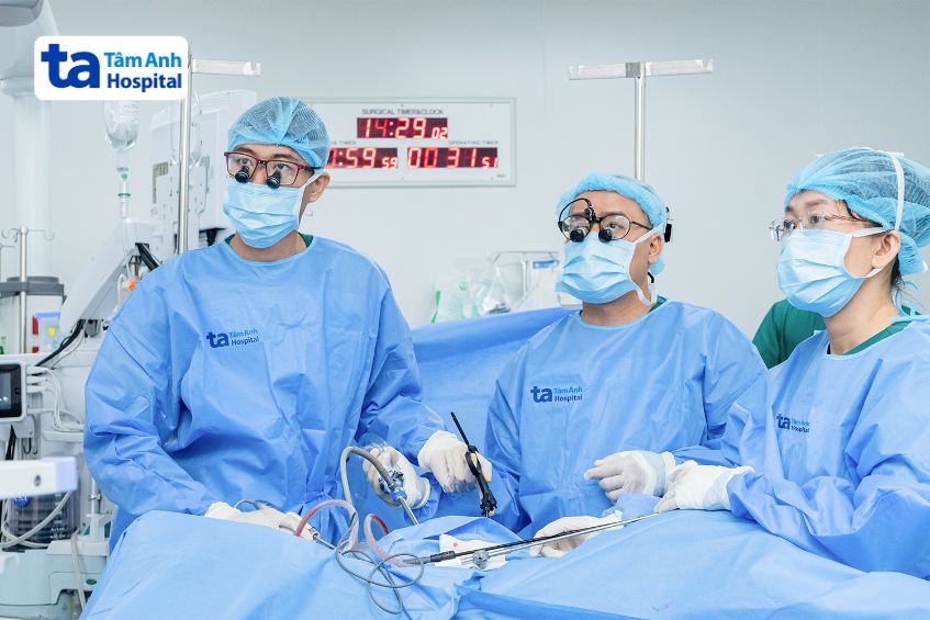 phẫu thuật nội soi tách khối u quái buồng trứng