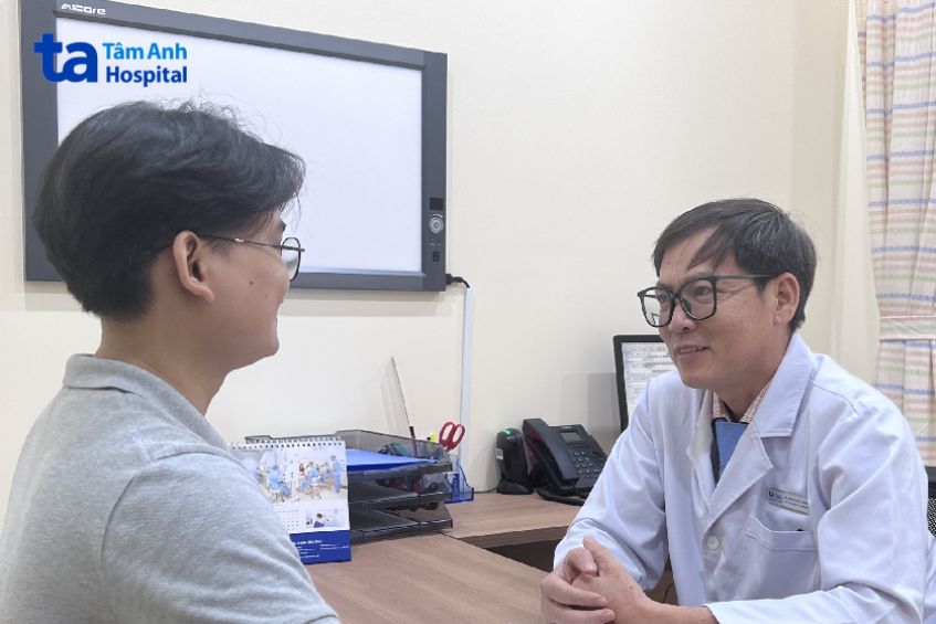 Phì đại tuyến vú ở nam giới cần gặp bác sĩ