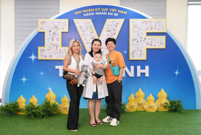 Phương Thùy (ngoài cùng bên phải) cùng bạn gái Thảo Nguyên (ngoài cùng bên trái) và con trai hội ngộ với bác sĩ Thảo trong “Ngày hội Bầu vàng IVF Tâm Anh”, vào ngày 1/6 vừa qua