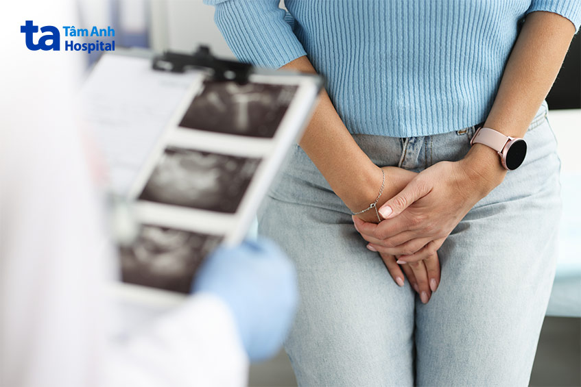 Ra máu kéo dài nhiều ngày, đỏ tươi, kèm theo đau bụng dữ dội, sốt,... thì nên đến cơ sở y tế kiểm tra