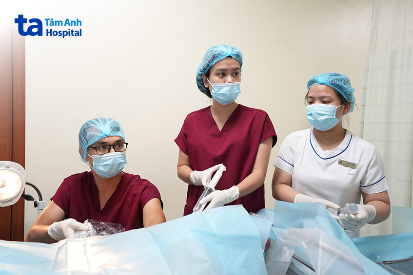 Ra máu nhẹ sau khi siêu âm bơm nước buồng tử cung là hiện tượng khá phổ biến và thường không nguy hiểm