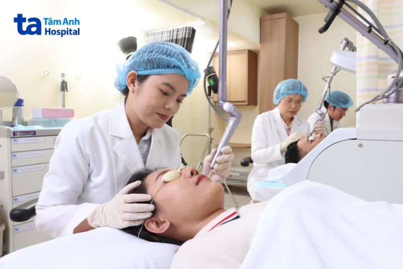 bác sĩ đang điều trị da cho khách hàng