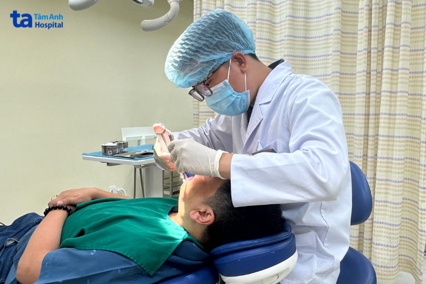 răng số 8 mọc lệch ngầm
