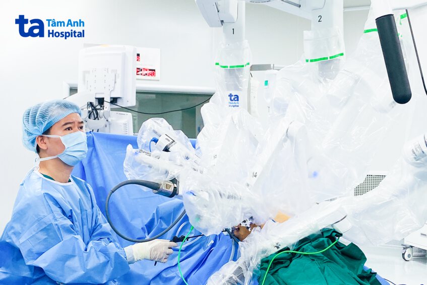 robot davinci hỗ trợ buổi phẫu thuật