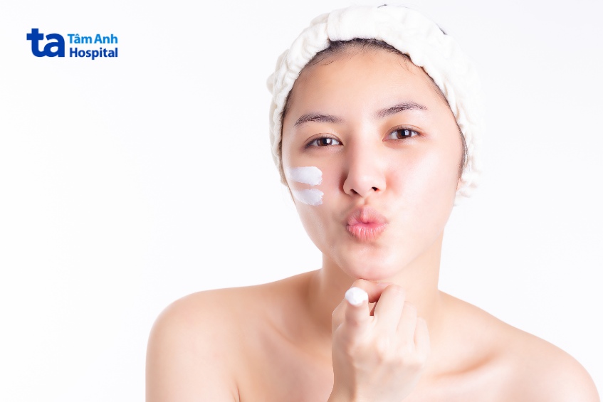 rửa mặt nhẹ nhàng và dưỡng ẩm thường xuyên