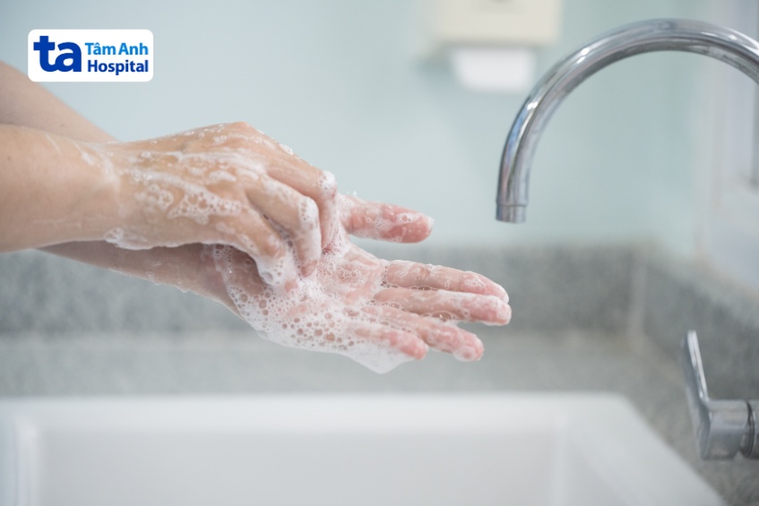 rửa sạch tay trước và sau khi bôi su bạc cho bé