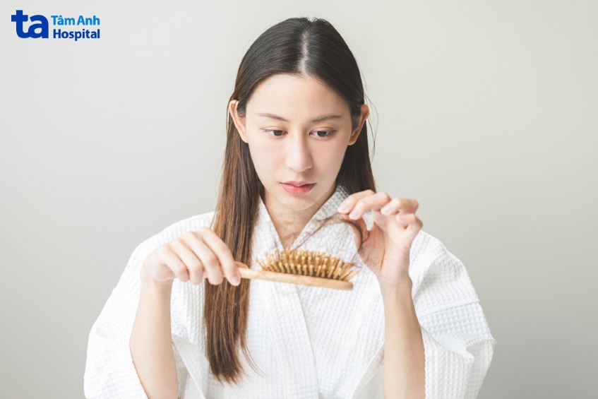 rụng tóc là dấu hiệu thiếu dinh dưỡng