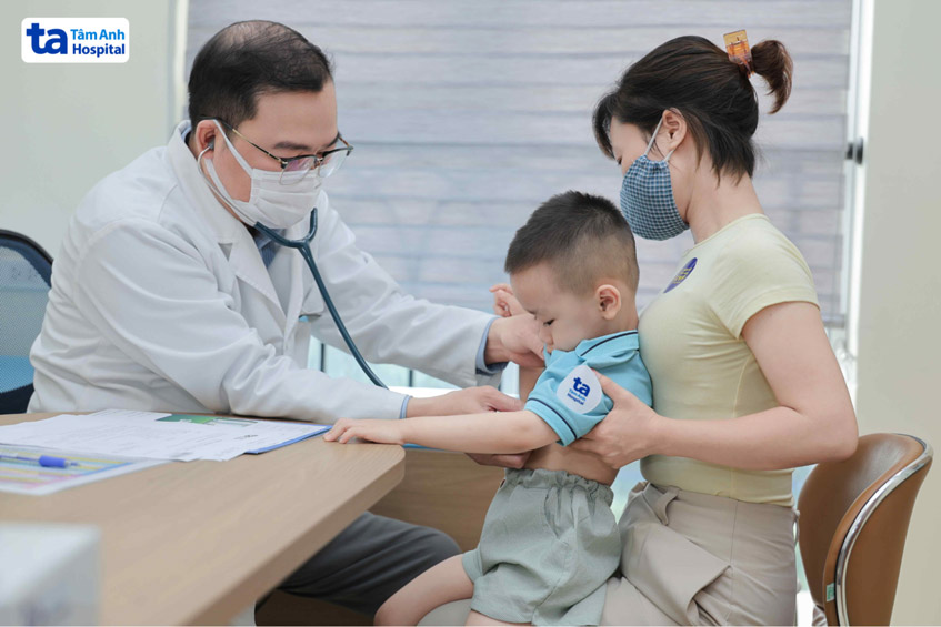 Song song với các hoạt động của ngày hội, hàng trăm em bé IVF được thăm khám, đánh giá sức khỏe toàn diện