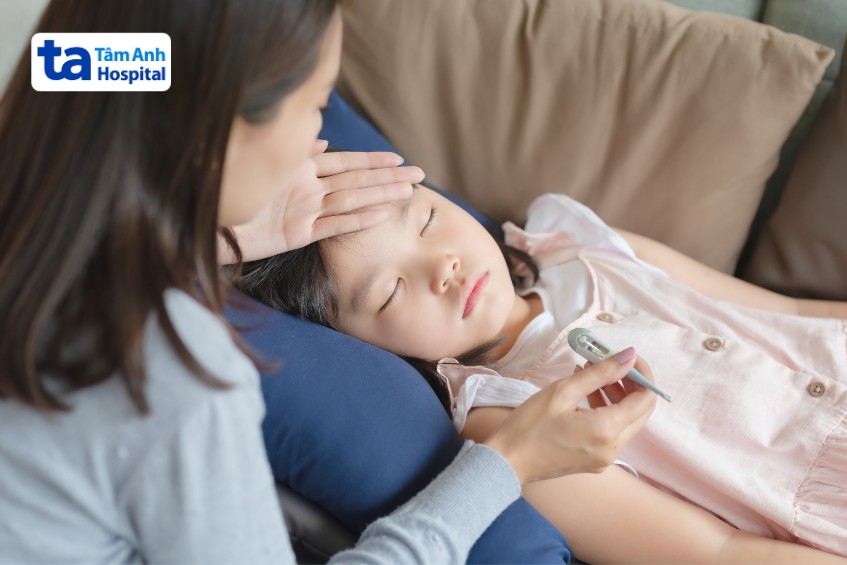sốt cao kéo dài không hạ là dấu hiệu bệnh tay chân miệng trở nặng