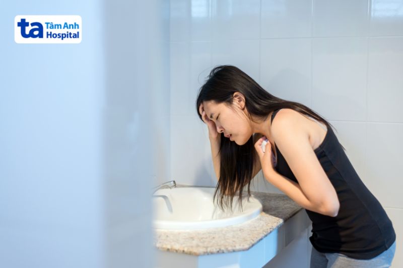 sốt xuất huyết nôn mửa cần nhập viện