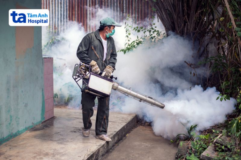 phun thuốc diệt mũi phòng sốt xuất huyết