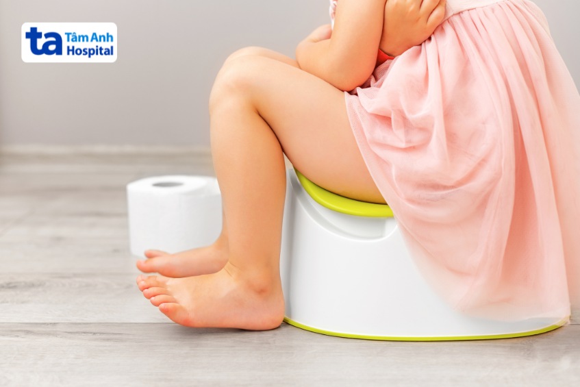 táo bón kéo dài khiến trẻ đau và phải rặn nhiều