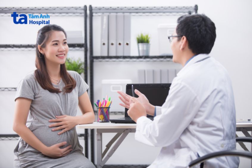 Mẹ bầu bị sốt khi mang thai nên tham khảo ý kiến bác sĩ để được hướng dẫn hạ sốt hiệu quả và an toàn