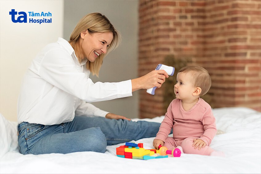 Theo dõi nhiệt độ của trẻ sát sao