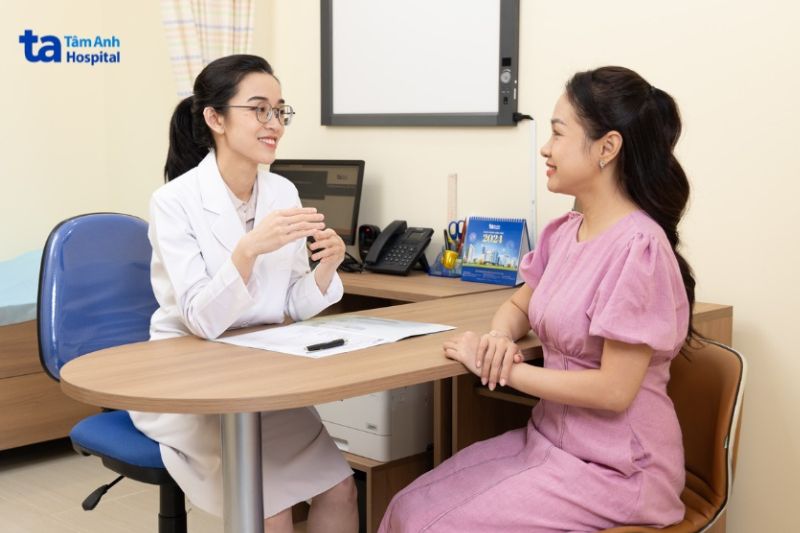 bác sĩ tư vấn da cho khách hàng